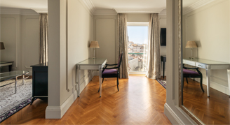 Image of work table in a Panoramic Suite.