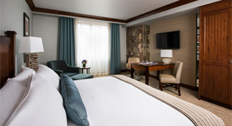 Standard room with one king bed